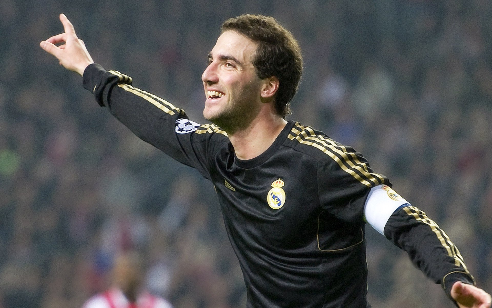 爱游戏网址登录-球迷“自制”短视频：最燃最感人的现场瞬间都在这里！，球迷搞笑视频