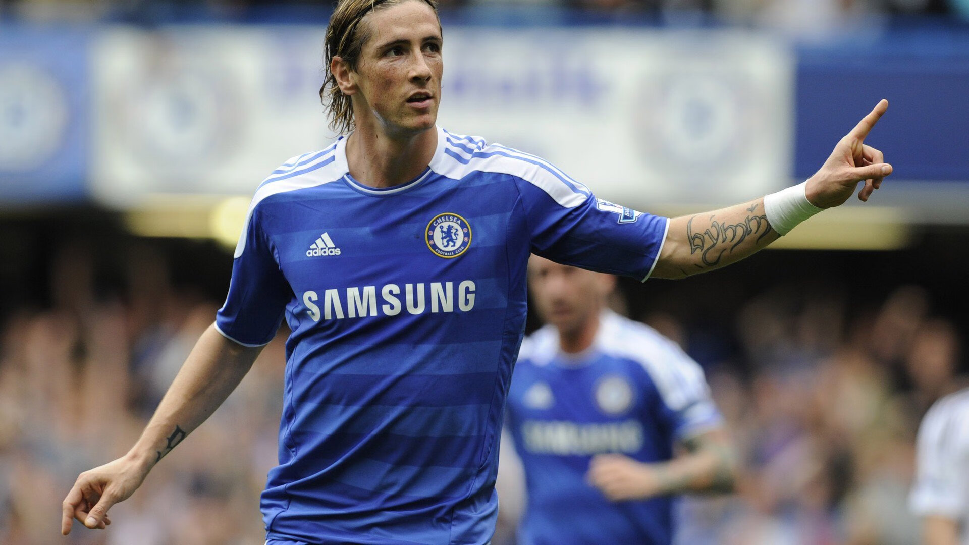 爱游戏体育在线-球迷“疯狂应援”背后：形成独特的“队魂文化”，球迷疯狂庆祝